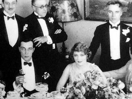 Buster-Keaton-Mary-Pickford-and-Charlie-Chaplin-at-a-dinner-party-held-by-Joseph-Schenck-to-welcome-Rudolph-Valentino-into-United-Artists.jpg